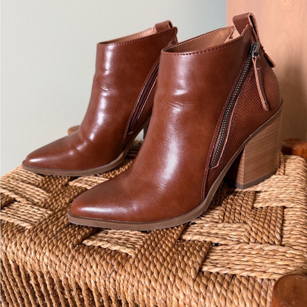 Universal Thread Ankle Booties, EUC
